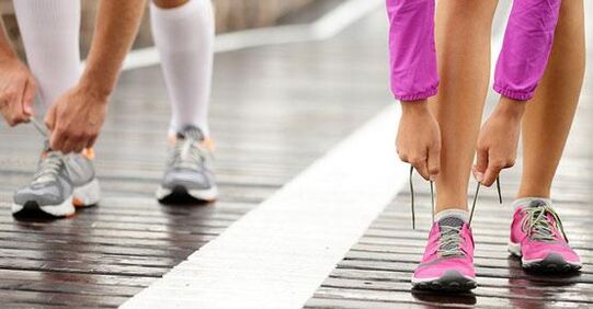քաշի կորստի համար վազելուց առաջ կոշիկի կապերը կապելը